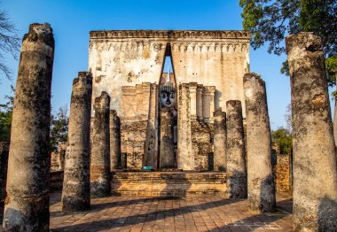 Wat Si Chum tapınağı ve Sukhothai tarihi parkındaki büyük Buda, Tayland