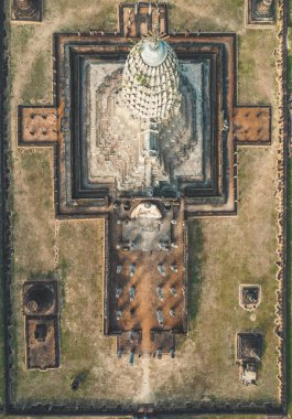 Wat Phra Sri Rattana Mahathat Rajaworaviharn Tapınağı ve Si Satchanalai tarihi parkındaki budha 'nın havadan görünüşü, Tayland