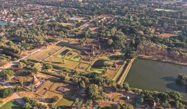 Sukhothai Tarih Parkı 'ndaki Wat Mahathat Buddha ve Tapınağı' nın havadan görünüşü