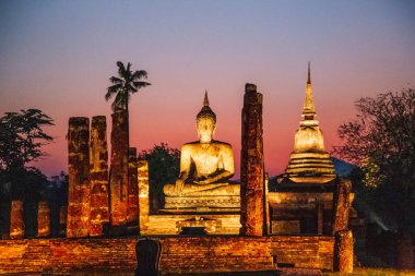 Wat Mahathat Buddha 'da günbatımı ve Sukhothai Tarihi Parkı' ndaki tapınak