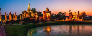 Wat Mahathat Buddha 'da günbatımı ve Sukhothai Tarihi Parkı' ndaki tapınak