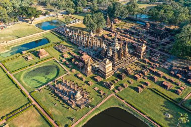 Sukhothai Tarih Parkı 'ndaki Wat Mahathat Buddha ve Tapınağı' nın havadan görünüşü