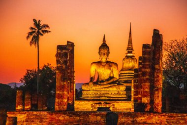 Wat Mahathat Buddha 'da günbatımı ve Sukhothai Tarihi Parkı' ndaki tapınak