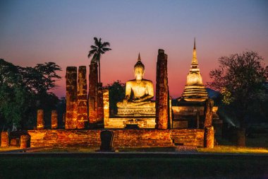Wat Mahathat Buddha 'da günbatımı ve Sukhothai Tarihi Parkı' ndaki tapınak