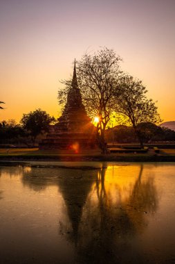 Wat Mahathat Buddha 'da günbatımı ve Sukhothai Tarihi Parkı' ndaki tapınak