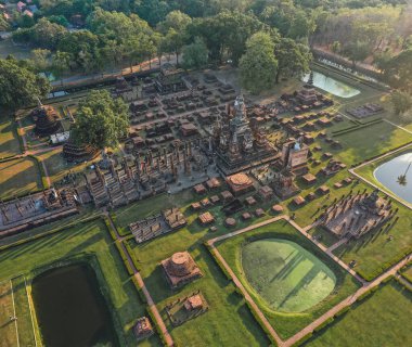 Sukhothai Tarih Parkı 'ndaki Wat Mahathat Buddha ve Tapınağı' nın havadan görünüşü