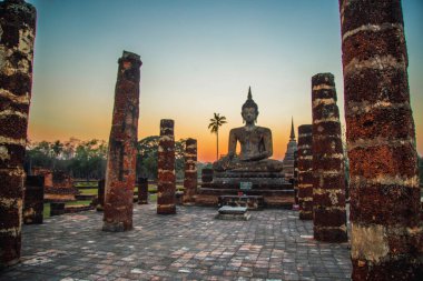 Wat Mahathat Buddha 'da günbatımı ve Sukhothai Tarihi Parkı' ndaki tapınak