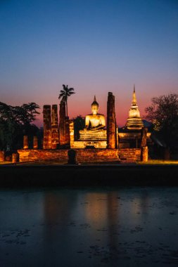 Wat Mahathat Buddha 'da günbatımı ve Sukhothai Tarihi Parkı' ndaki tapınak