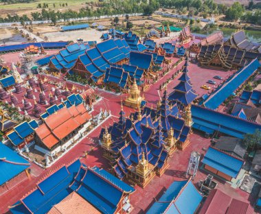 Tayland, Sukhothai 'deki Wat Phiphat Mongkhon mavi tapınağının hava manzarası.