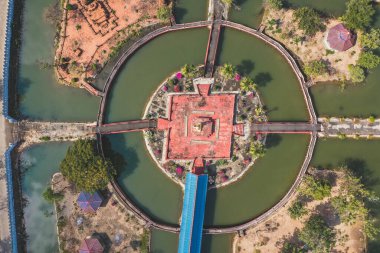Tayland, Sukhothai 'deki Wat Phiphat Mongkhon mavi tapınağının hava manzarası.