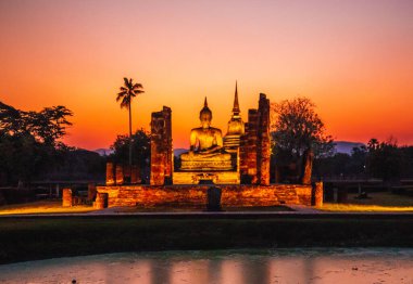 Wat Mahathat Buddha 'da günbatımı ve Sukhothai Tarihi Parkı' ndaki tapınak
