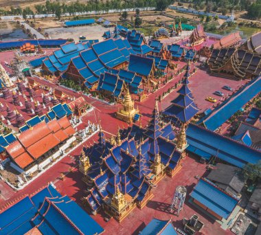 Tayland, Sukhothai 'deki Wat Phiphat Mongkhon mavi tapınağının hava manzarası.