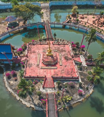 Tayland, Sukhothai 'deki Wat Phiphat Mongkhon mavi tapınağının hava manzarası.