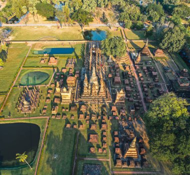 Sukhothai Tarih Parkı 'ndaki Wat Mahathat Buddha ve Tapınağı' nın havadan görünüşü
