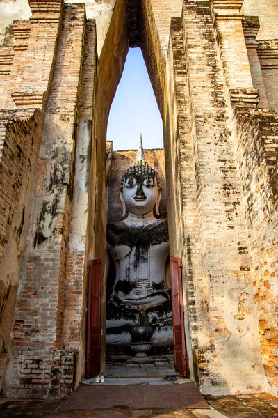 Wat Si Chum tapınağı ve Sukhothai tarihi parkındaki büyük Buda, Tayland