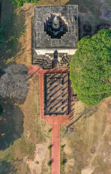 Wat Si Chum templom és a nagy Buddha Sukhothai történelmi parkban, Thaiföldön — Stock Fotó