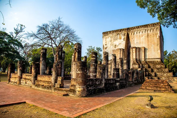 Wat Si Chum temple and big Buddha in Sukhothai historical park, Thailand — Stock Photo, Image