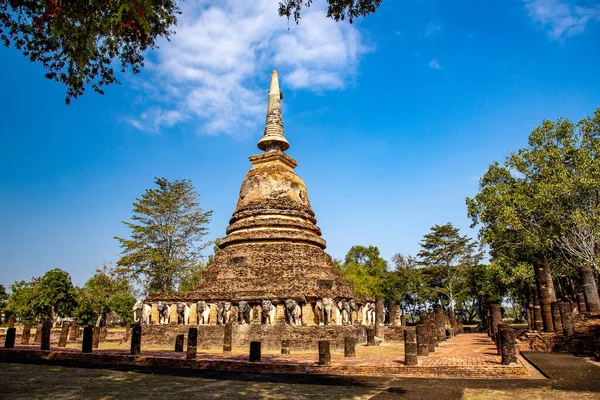 Sukhothai tarihi parkındaki Wat Chang Lom fil tapınağı, Tayland — Stok fotoğraf
