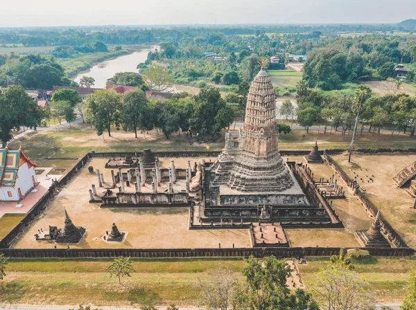 泰国Si Satchanalai历史公园Wat Phra Sri Rattana Mahathat Rajaworaviharn寺庙和buddha的空中景观 — 图库照片