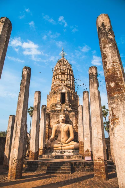 Wat Phra Sri Rattana Mahathat Rajaworaviharn chrám a buddha v Si Satchanalai historický park, Thajsko — Stock fotografie
