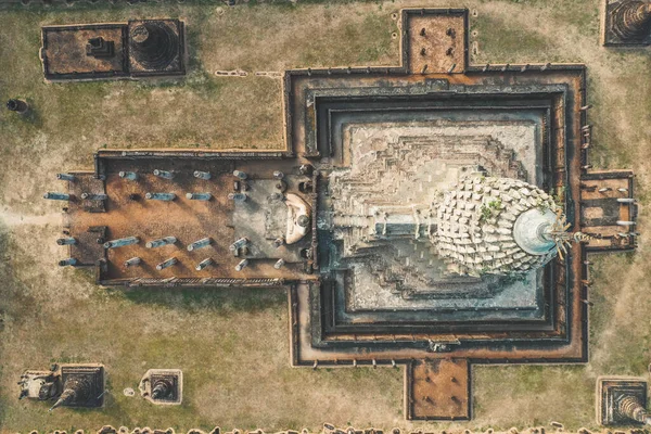 タイのSi Satchanalai歴史公園内のワット・プラ・スリ・ラタナ・マハート・ラージャワラヴィハーン寺院と仏像の空中写真 — ストック写真