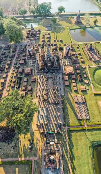 Aerial view of Wat Mahathat buddha and temple in Sukhothai Historical Park — Photo