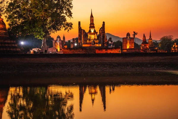 Sunset at Wat Mahathat buddha and temple in Sukhothai Historical Park — Stok fotoğraf