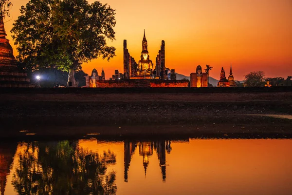 Sunset at Wat Mahathat buddha and temple in Sukhothai Historical Park — 스톡 사진