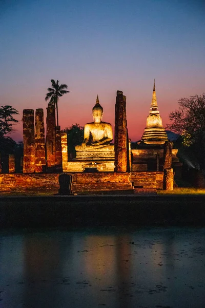 Wat Mahathat Buddha 'da günbatımı ve Sukhothai Tarihi Parkı' ndaki tapınak
