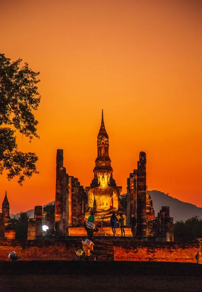 Puesta de sol en Wat Mahathat buddha y templo en Sukhothai Historical Park — Foto de Stock