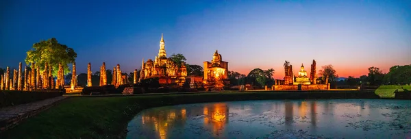 Sunset at Wat Mahathat buddha and temple in Sukhothai Historical Park —  Fotos de Stock