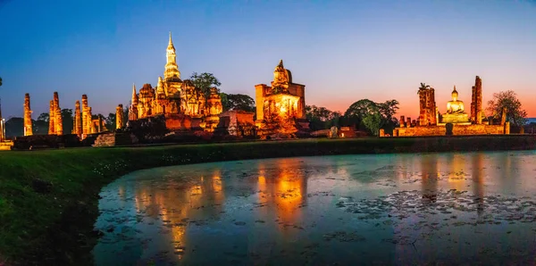 Puesta de sol en Wat Mahathat buddha y templo en Sukhothai Historical Park — Foto de Stock