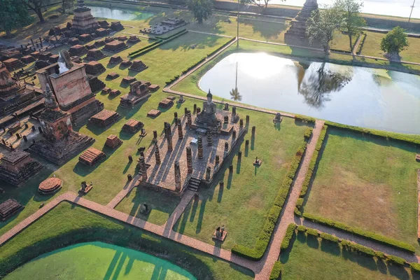 Sukhothai Tarih Parkı 'ndaki Wat Mahathat Buddha ve Tapınağı' nın havadan görünüşü