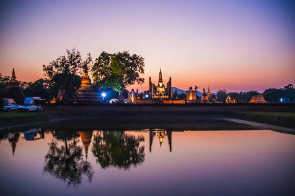 Puesta de sol en Wat Mahathat buddha y templo en Sukhothai Historical Park —  Fotos de Stock