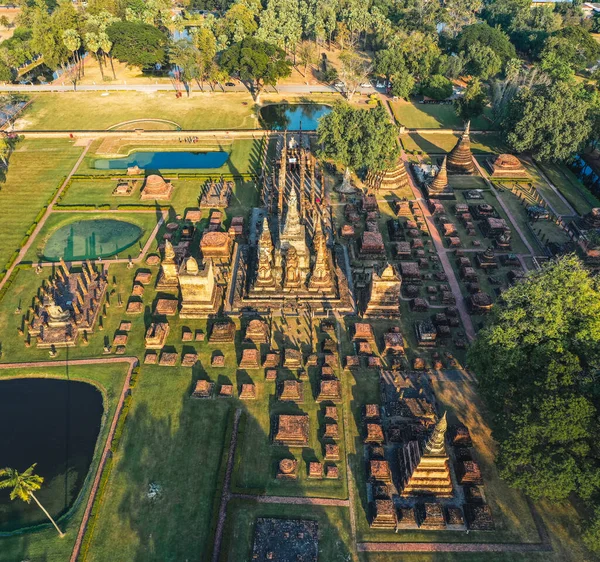 Sukhothai Tarih Parkı 'ndaki Wat Mahathat Buddha ve Tapınağı' nın havadan görünüşü