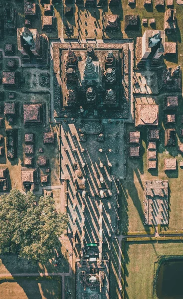 Aerial view of Wat Mahathat buddha and temple in Sukhothai Historical Park — Photo