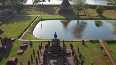 Sukhothai Tarih Parkı 'ndaki Wat Mahathat Buddha ve Tapınağı' nın havadan görünüşü