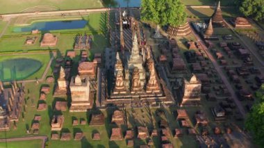 Sukhothai Tarih Parkı 'ndaki Wat Mahathat Buddha ve Tapınağı' nın havadan görünüşü