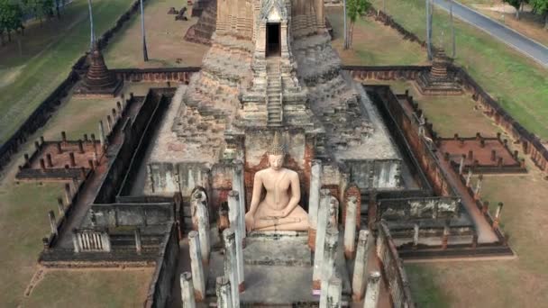 공중에서 본 Wat Phra Sri Rattana Mahait Rajaworaviharn temple and buddha in Si Satchanalai history park, Thailand — 비디오