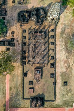 Wat Phrapai Luang tapınağının havadan görünüşü ve Tayland 'daki Sukhothai tarihi parkının kalıntıları.