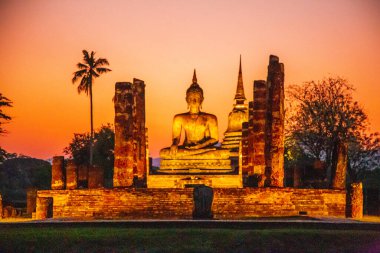 Wat Mahathat Buddha 'da günbatımı ve Sukhothai Tarihi Parkı' ndaki tapınak