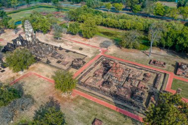 Wat Phrapai Luang tapınağının havadan görünüşü ve Tayland 'daki Sukhothai tarihi parkının kalıntıları.