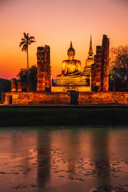 Wat Mahathat Buddha 'da günbatımı ve Sukhothai Tarihi Parkı' ndaki tapınak
