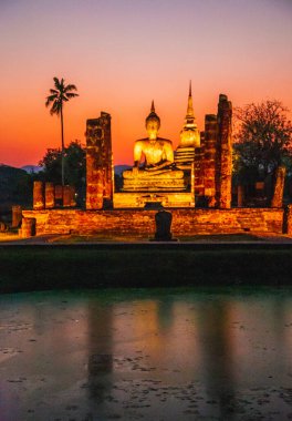 Wat Mahathat Buddha 'da günbatımı ve Sukhothai Tarihi Parkı' ndaki tapınak