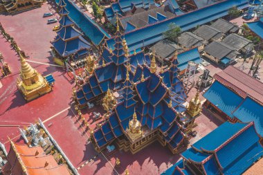 Tayland, Sukhothai 'deki Wat Phiphat Mongkhon mavi tapınağının hava manzarası.