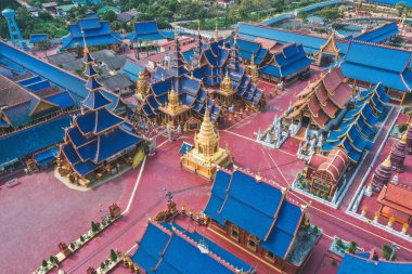 Tayland, Sukhothai 'deki Wat Phiphat Mongkhon mavi tapınağının hava manzarası.