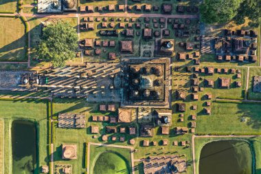 Sukhothai Tarih Parkı 'ndaki Wat Mahathat Buddha ve Tapınağı' nın havadan görünüşü