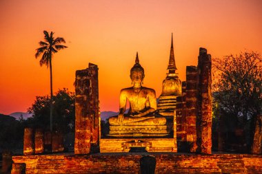 Wat Mahathat Buddha 'da günbatımı ve Sukhothai Tarihi Parkı' ndaki tapınak