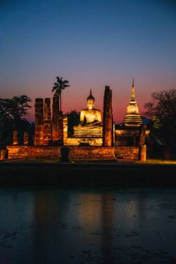Wat Mahathat Buddha 'da günbatımı ve Sukhothai Tarihi Parkı' ndaki tapınak