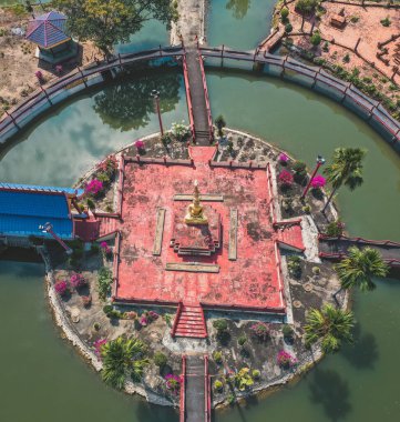 Tayland, Sukhothai 'deki Wat Phiphat Mongkhon mavi tapınağının hava manzarası.